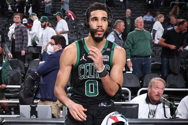 尼克斯19年招募伦纳德绝密视频曝光：来纽约吧，美女任你挑（曝尼克斯2019年招募伦纳德视频：劝其来纽约，称美女随便挑）