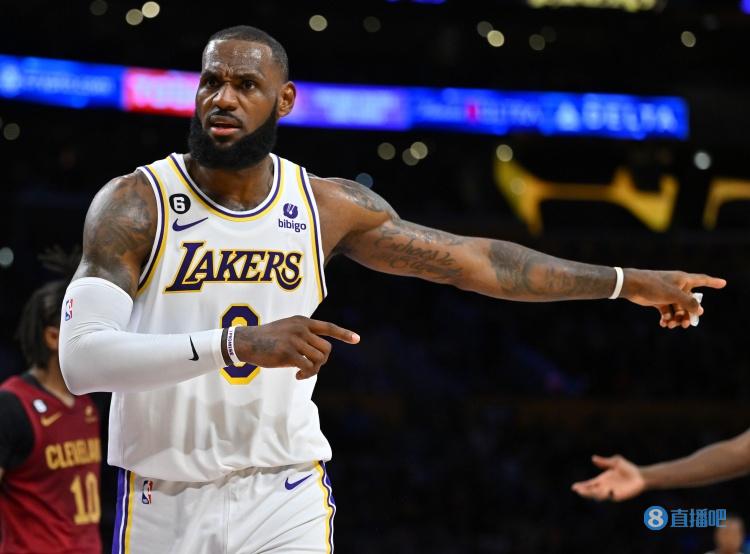 见缝插针！哈特反击送击地妙传 布里奇斯接球轻松上篮打中（穿针引线！哈特反击击地妙传助布里奇斯轻松上篮命中）