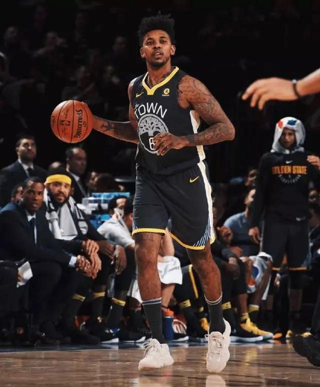 掘金约基奇豪取三双助球队连胜（约基奇砍下三双，掘金连胜再下一城）