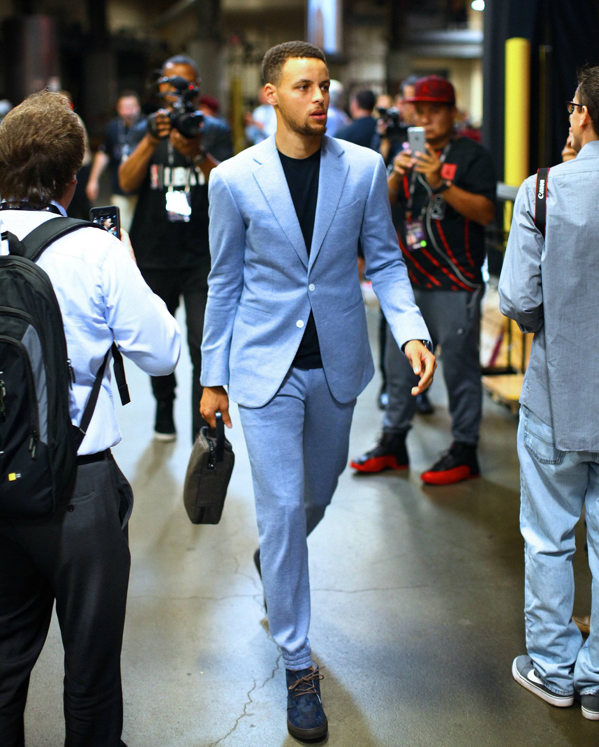 官方：穆西亚拉回归拜仁，并参加了球队今天的合练（拜仁官方：穆西亚拉归队，今日随队合练）