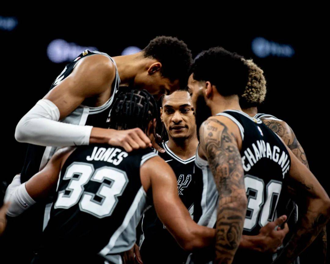 今晚战卫冕冠军！媒体人晒上海主帅卢伟与洛夫顿交流（今夜对阵卫冕冠军！媒体人分享上海主帅卢伟与洛夫顿互动）