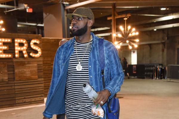 TA：曼城明夏可能签右后卫和右边锋，他们仍在关注利夫拉门托（TA：曼城或于明夏补强右后卫与右边锋位置，持续关注利夫拉门托）