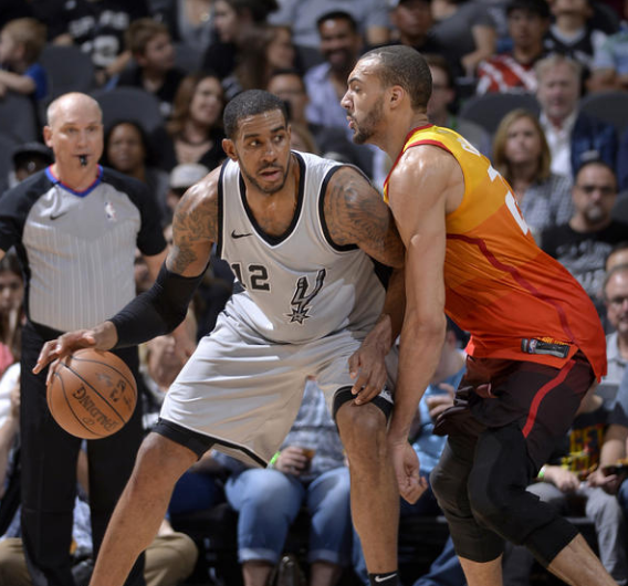 网传视频浙江U20全运会输球后被球迷训话，王钰栋摇头离开（网传浙江U20全运会失利后遭球迷当面指责，王钰栋摇头转身离场）