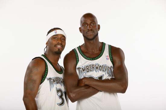 布伦森单打哈克斯：一场篮球场上的视觉盛宴（布伦森单挑哈克斯：球场上的震撼视觉秀）