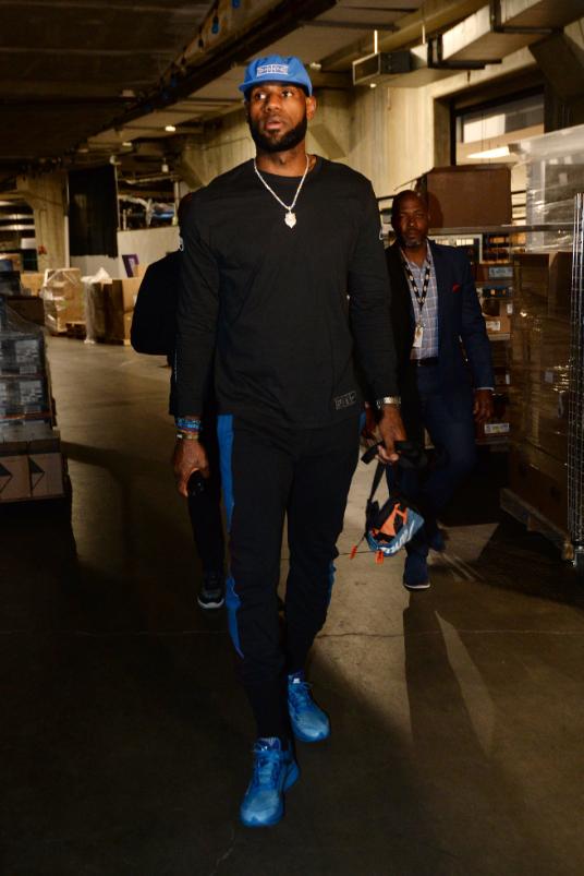 37岁库里太疯狂！刷新NBA过去79年三分纪录，勇士却吞三连败（37岁库里狂刷纪录：改写NBA79年三分历史，勇士却陷三连败）