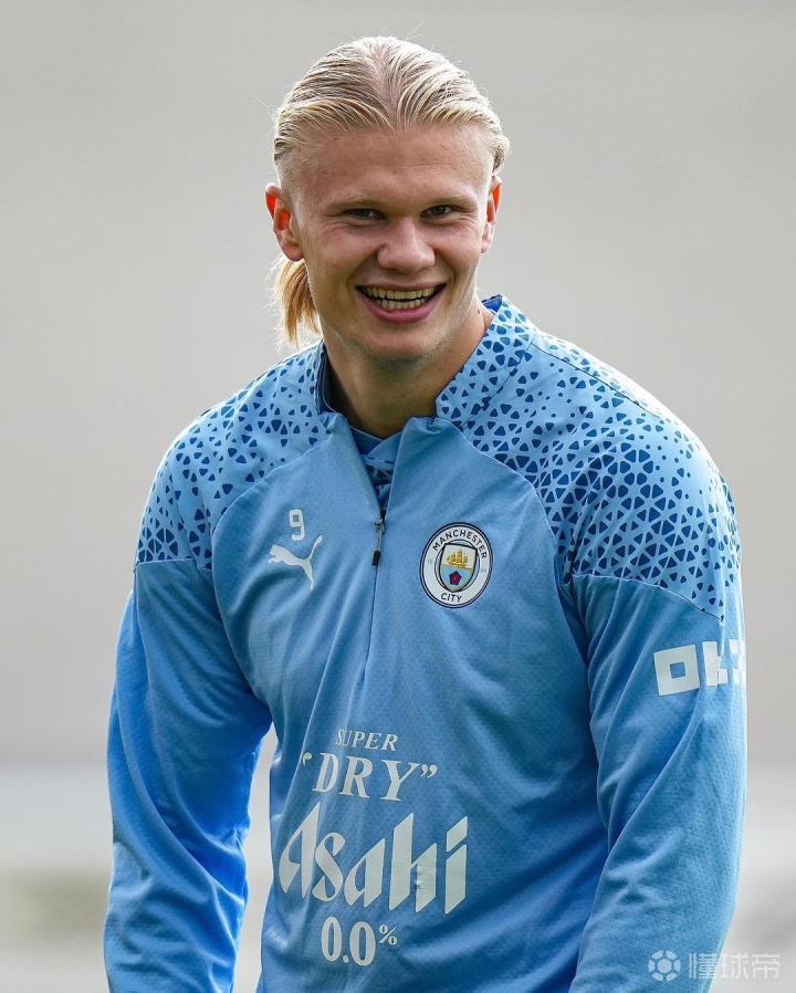 众名宿挺梅努：自家天才不受待见，要在别队曼联又会天价求购（多位名宿力挺梅努：曼联自家天才遭冷落，若在他队红魔必砸天价求购）