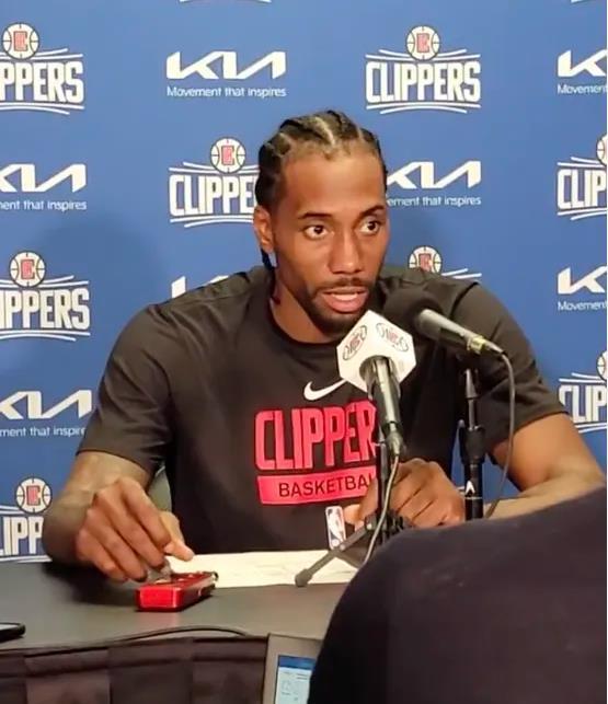 念念有词！贺希宁反击一条龙打进漂亮拉杆上篮 抱怨判罚吃T（嘴上不停！贺希宁快攻一条龙上演精彩拉杆上篮 因抱怨判罚吃到技术犯规）