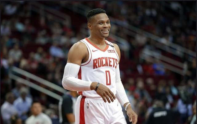 今晚，上海海港门将颜骏凌首发出场，迎来了他代表俱...（上海海港门将颜骏凌今晚首发，迎来代表球队的新里程碑）