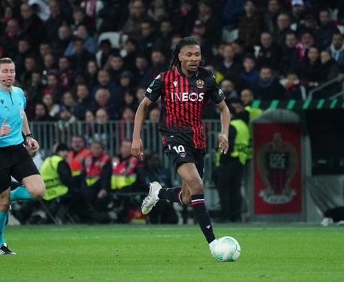 T倒了！预热《怪奇物语》最终季，拜仁球员穿特制热身服出场（拜仁球员穿定制热身服亮相，为《怪奇物语》最终季预热）