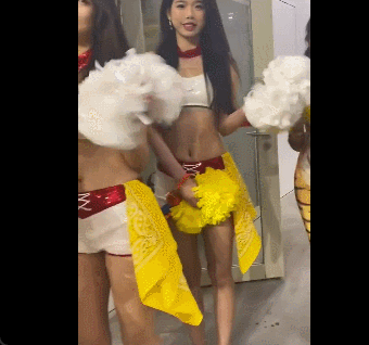 中后卫极限拦截救球队一命（中后卫神勇封堵力挽狂澜）