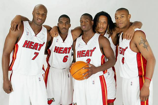 太猛了！克里斯半场9中5拿下16分4板1帽（火力全开！克里斯半场9投5中砍下16分4篮板1盖帽）