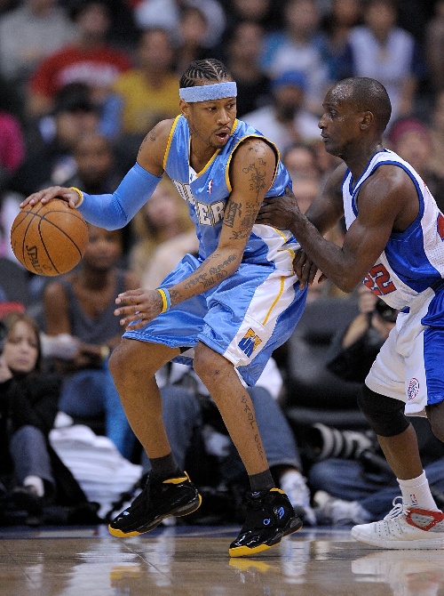 阿斯：多库在伯纳乌无法阻挡，皇马唯一的办法就是对其犯规（阿斯：伯纳乌拿多库没办法，皇马唯有犯规）