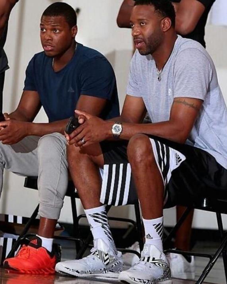 身陷困境，探寻心灵之痛：运动员的内心挣扎与挑战（困境之中，直面心灵之痛：运动员的心理挣扎与考验）