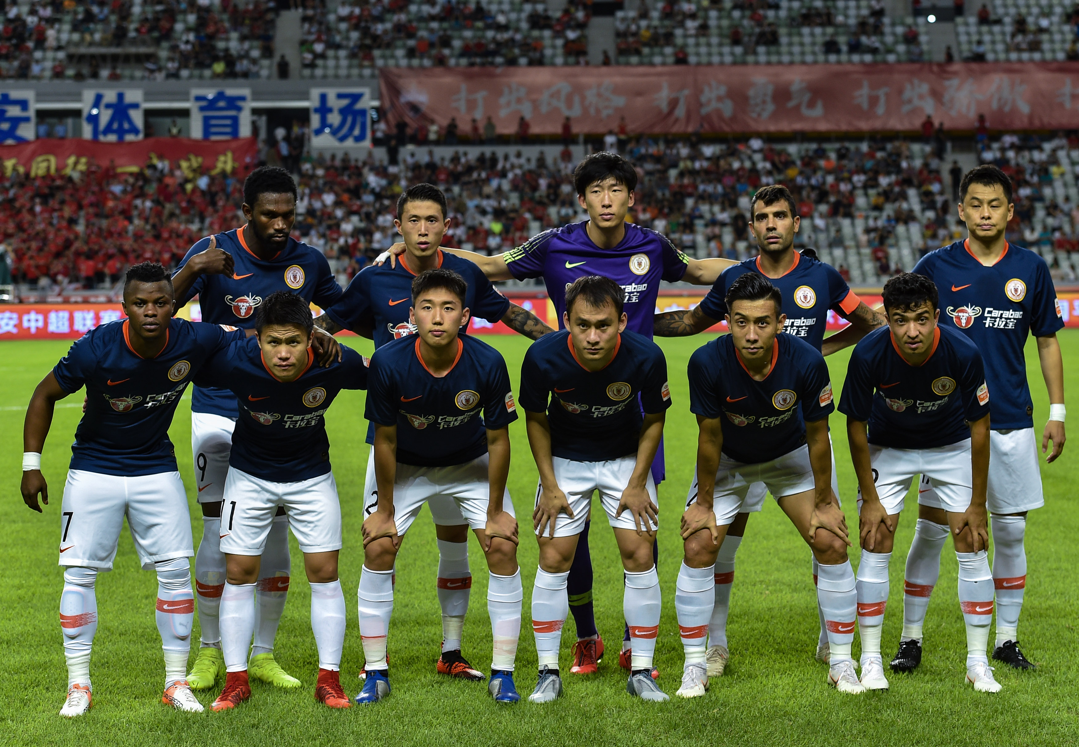 杨瀚森C位晒174女友合照，拿美国驾照开特斯拉，NBA官方转发（杨瀚森晒与174cm女友的C位合影，持美国驾照驾驶特斯拉，获NBA官方转发）