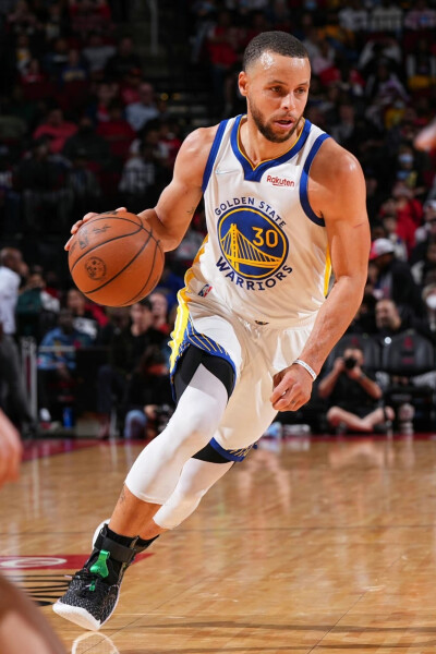 给你修修胡子，瓦科分享自己用剪刀剪克雷桑胡子的照片（瓦科晒照：亲手用剪刀为克雷桑修须）