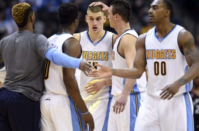 皇家马德里更衣室的紧张局势，意外缺席：“这真是个烂借口！”（皇马更衣室火药味升级，突发缺席引爆不满：“这借口太烂了！”）