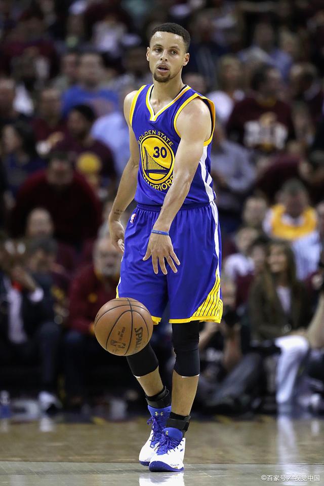 客战那不勒斯替补登场，科斯蒂奇达成尤文生涯100场里程碑（客场对阵那不勒斯，科斯蒂奇替补亮相迎来尤文第100场）